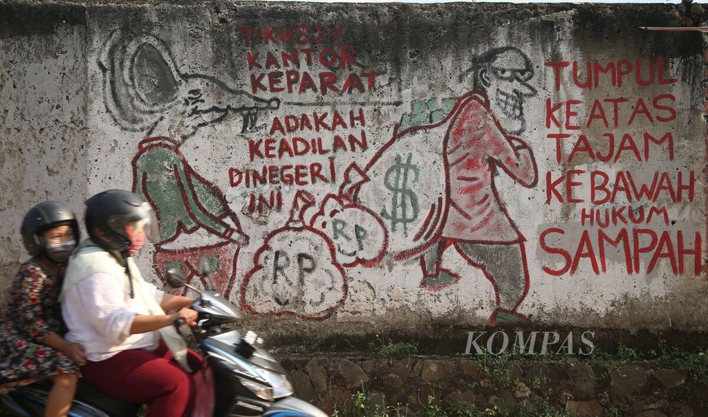 Suara-suara pemerintahan bersih dan anti korupsi tergambar dalam mural di kawasan Lengkong Gudang Timur, Tangerang Selatan, Banten, Selasa (19/5/2020). 
