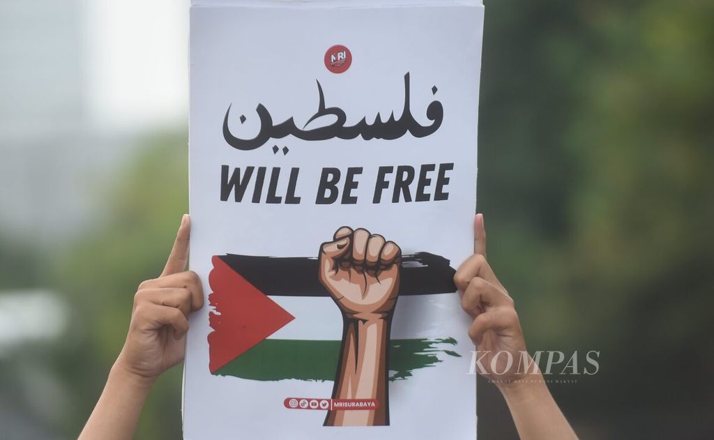 Poster yang dibawa peserta Munajat Kemerdekaan Palestina di depan Gedung negara Grahadi, Surabaya, Jawa Timur, Minggu (7/1/2024). Kegiatan ini diselenggarakan oleh Aliansi Rakyat Bela Palestina. Selain orasi, dilakukan juga penggalangan dana untuk Palestina. 