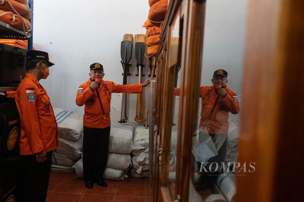 Kepala Basarnas Marsekal Madya Henri Alfiandi mengecek perlatan evakuasi di Kantor Pencarian dan Pertolongan Kendari, Sulawesi Tenggara, Sabtu (19/3/2022).