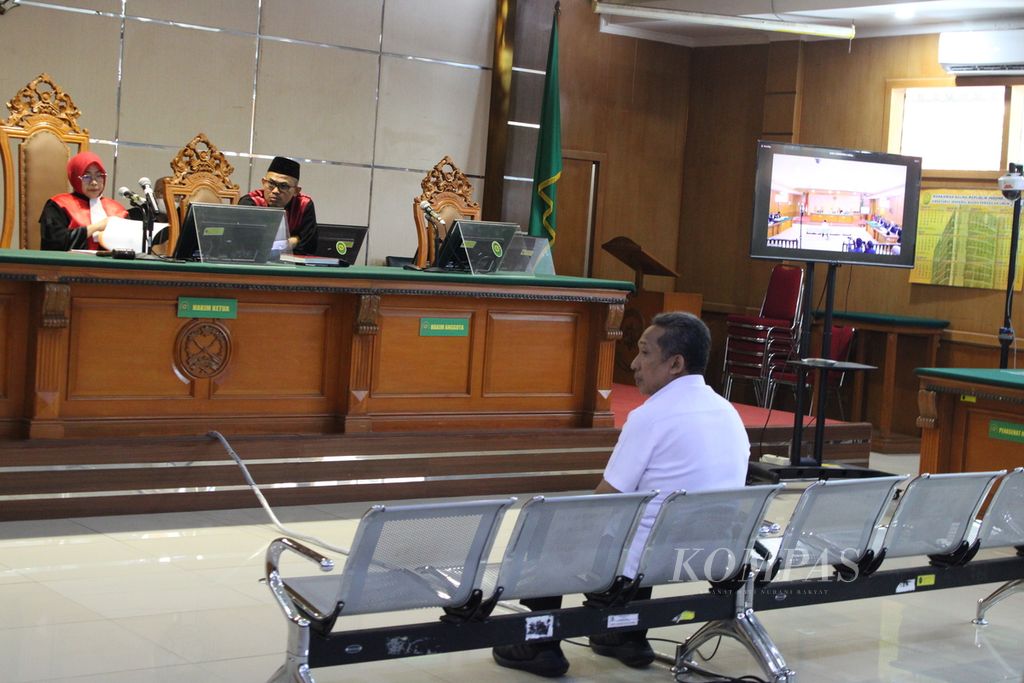 Wali Kota Bandung nonaktif Yana Mulyana menjalani sidang dakwaan di Pengadilan Negeri Bandung, Jawa Barat, Rabu (6/9/2023). Yana didakwa terlibat suap dari pihak swasta dalam program Bandung Smart City.