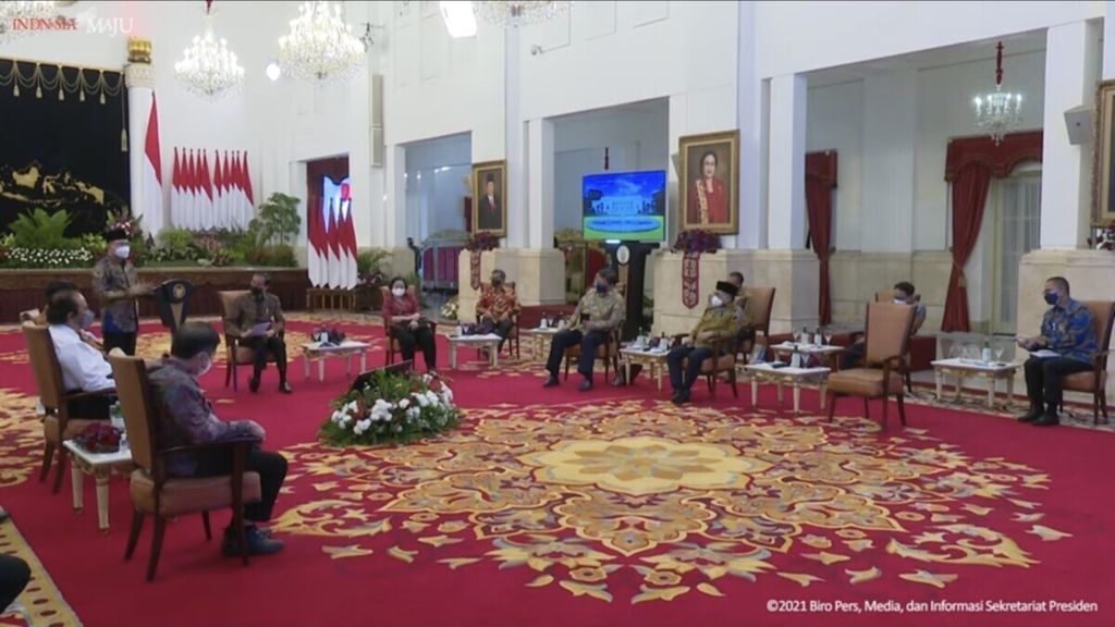 Ketua Umum Partai Amanat Nasional Zulkifli Hasan memberikan tanggapan saat pertemuan rutin yang digelar Presiden Joko Widodo bersama Ketua Umum dan sekretaris jenderal partai-partai koalisi pendukung pemerintahan Jokowi-Wapres Ma’ruf Amin yang digelar di Istana Merdeka Jakarta, Rabu (25/8/2021).