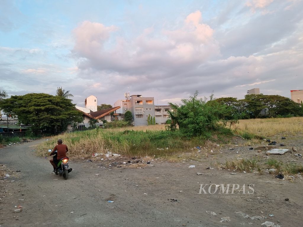 Pengendara sepeda motor melintas di kawasan eks Stadion Mattoanging, Makassar, Sulawesi Selatan, Sabtu (24/6/2023). Sejak dibongkar, Oktober 2020, rencana renovasi markas PSM Makassar itu belum menemui kejelasan hingga kini.