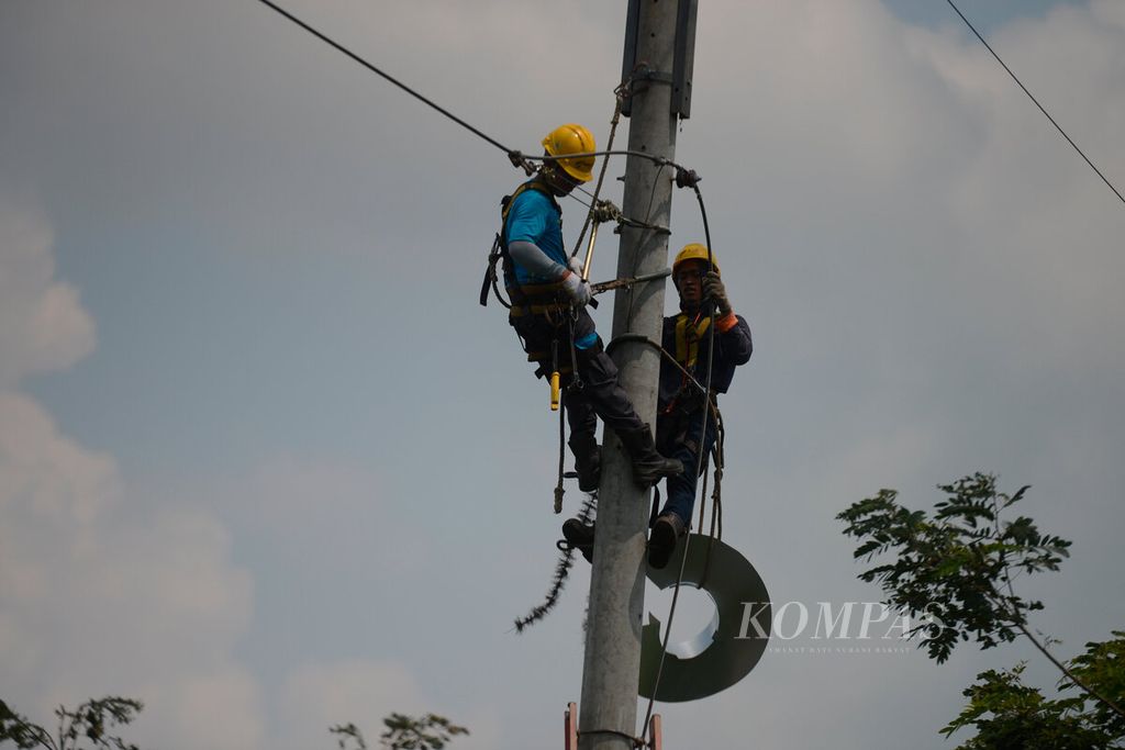 Petugas PLN merawat jaringan listrik yang berada di jalur lingkar Ambarawa, Kabupaten Semarang, Jawa Tengah, Jumat (17/4/2020). Mereka harus memastikan agar pasokan listrik ke rumah tangga atau industri tetap berjalan normal.