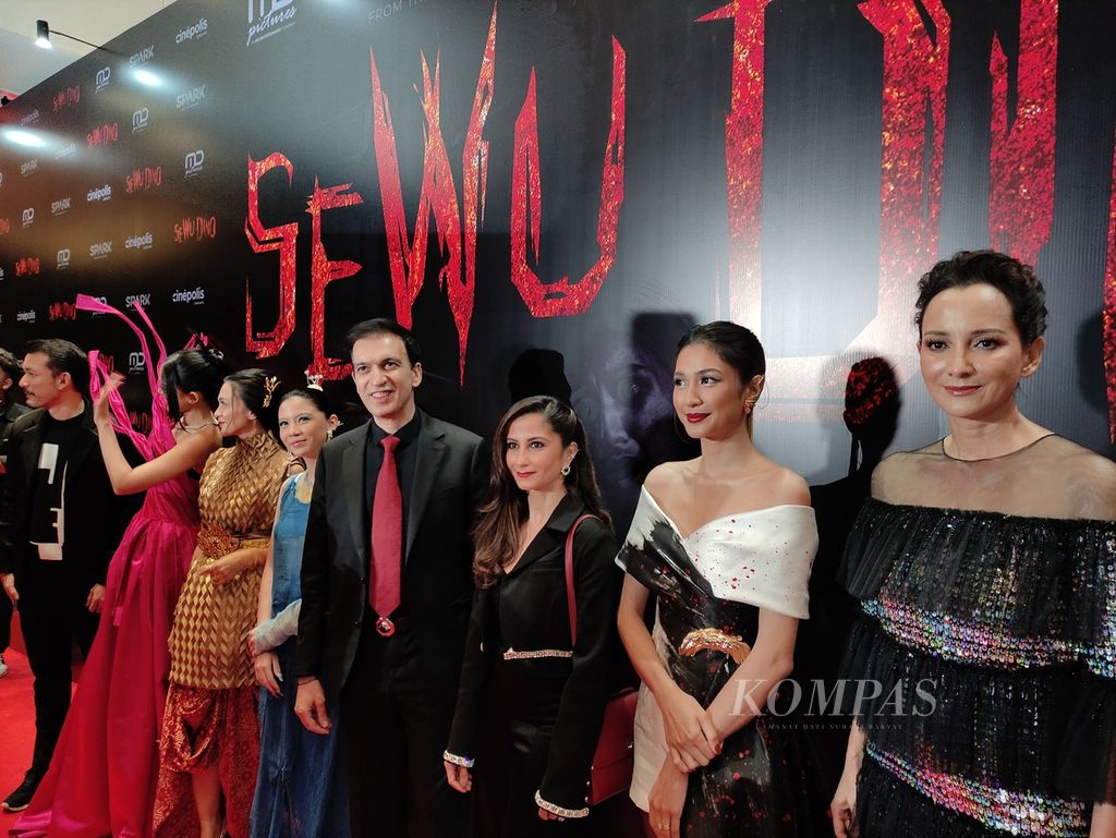 Kerabat kerja <i>Sewu Dino</i> berfoto bersama di sela gala premier film horor tersebut di Jakarta, Rabu (12/4/2023).