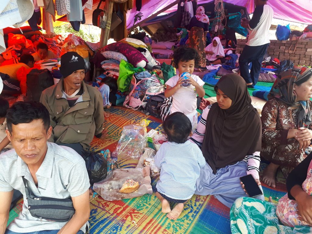 Kondisi salah satu tenda pengungsian dari terpal di RT 003 RW 004 Gasol, Cugenang, Cianjur, Jawa Barat, Kamis (24/11/2022). Tenda ini dihuni 60 orang dan 12 di antaranya adalah anak-anak.