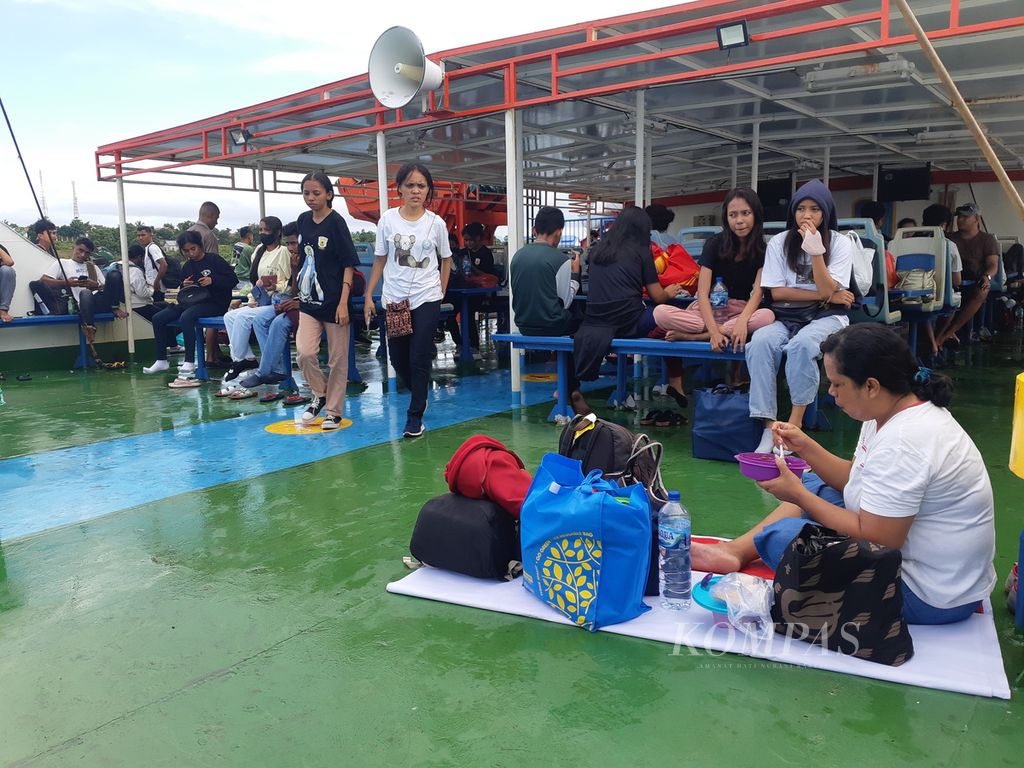Penumpang yang tidak mendapat tempat duduk membentangkan tikar di lantai KM Lakaaan yang akan berlayar dari Pelabuhan Bolok, Kabupaten Kupang, ke Pelabuhan Larantuka, Kabupaten Flores Timur, NTT, Selasa (4/4/2023).  