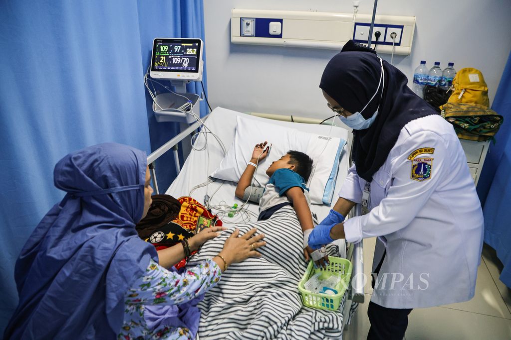 Perawat memeriksa infus pasien demam berdarah dengue (DBD) di RSUD Tamansari, Jakarta Barat, Rabu (6/3/2024).
