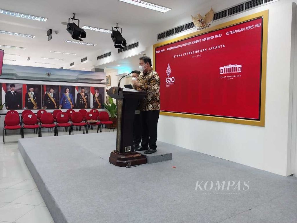 Menteri Koordinator Bidang Perekonomian Airlangga Hartarto berdiri di podium untuk memberikan keterangan pers terkait rapat terbatas evaluasi pemberlakuan pembatasan kegiatan masyarakat atau PPKM di Istana Kepresidenan Jakarta, Senin (4/7/2022).