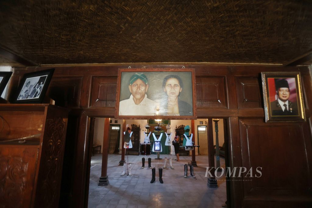 Instalasi seni karya seniman Jompet ditampilkan di Monumen Bibis, Desa Bangunjiwo, Kasihan, Bantul, DI Yogyakarta, Sabtu (7/10/2023). Biennale Jogja 17 diikuti 70 seniman dari Eropa dan Asia.