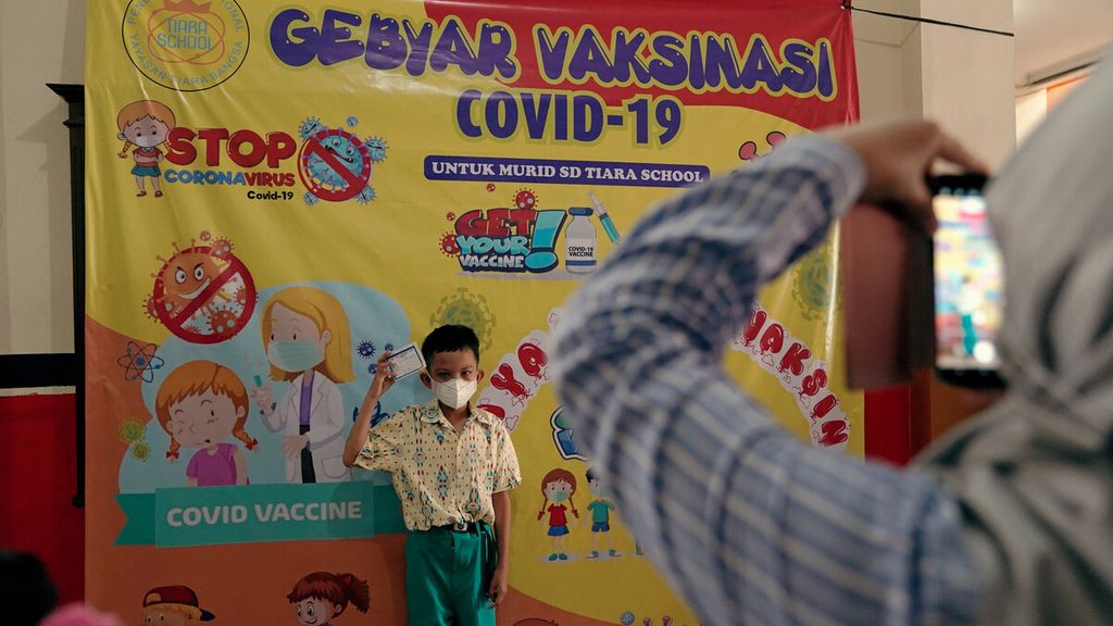 Anak-anak berfoto setelah menjalani vaksinasi Covid-19 di SD Tiara School, Pondok Kelapa, Jakarta Timur, Kamis (23/12/2021). Pada tahap awal, vaksinasi Covid-19 pada anak dilaksanakan di 106 kabupaten/kota yang vaksinasi dosis pertamanya mencapai 70 persen dan vaksinasi warga lanjut usia 60 persen. 