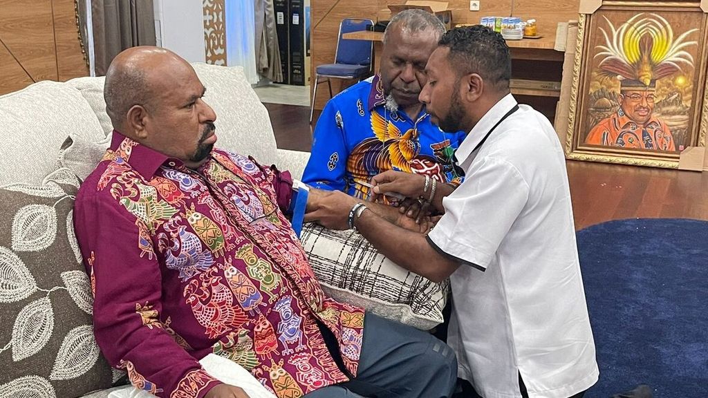 Gubernur Papua Lukas Enembe menjalani pemeriksaan oleh tim dokter di rumahnya di Kota Jayapura pada 14 September 2022.