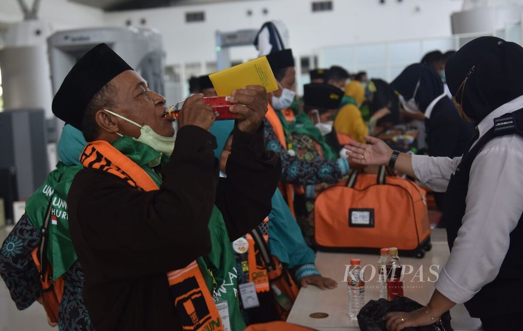 Jemaah umrah meminum air minum kemasannnya yang akan disita petugas saat pemeriksaan barang bawaan di Terminal 2 Bandara Internasional Juanda Surabaya, Kabupaten Sidoarjo, Jawa Timur, Senin (14/3/2022). Setelah dua tahun terdampak pandemi Covid-19, pada 14 Maret dilakukan pemberangkatan jemaah umrah perdana melalui Bandara Juanda oleh Maskapai Lion Air. Jemaah umrah yang berangkat sejumlah 366 orang. Penerbangan umrah dijadwalkan berlangsung dua kali dalam seminggu.