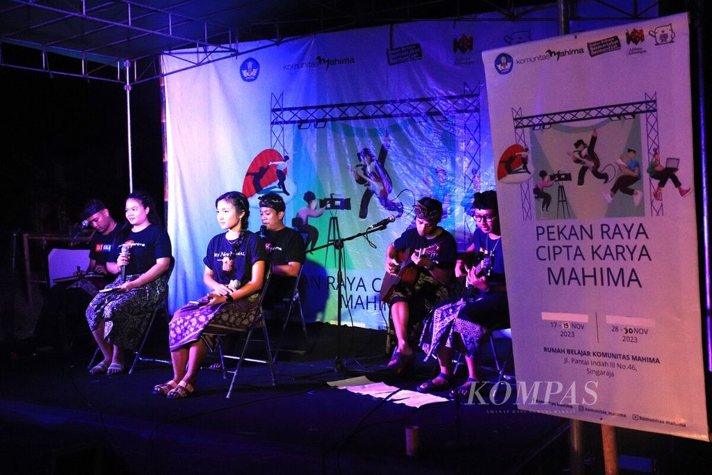 Pemusik dari Rumah Belajar Komunitas Mahima tampil dalam Pekan Raya Cipta Karya Mahima 2023 di Kabupaten Buleleng, Bali Utara, Jumat (17/11/2023). Mereka mengalihwahanakan karya sastra menjadi musikalisasi puisi.