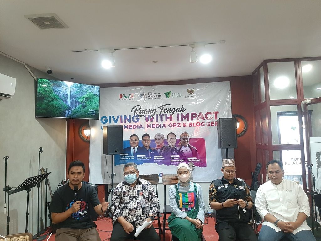 Direktur Eksekutif Forum Zakat Agus Budiyanto (kiri) saat acara diskusi Ruang Tengah Giving with Impact, di Jakarta, Rabu (7/12/2022).