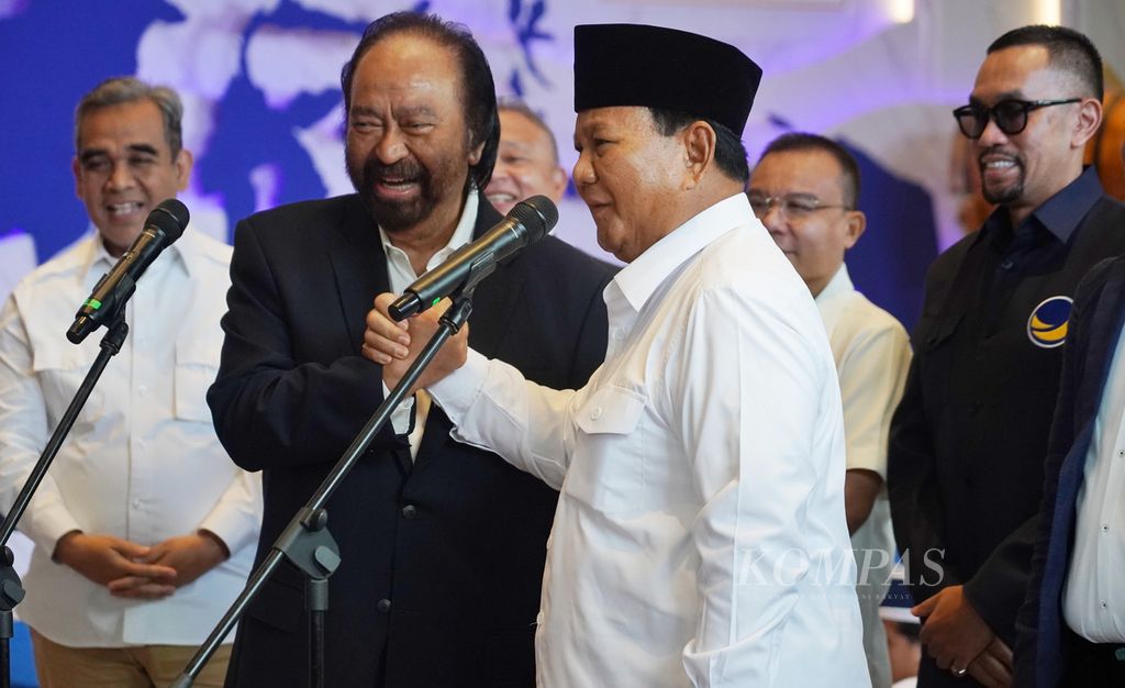 Ketua Umum Partai Nasdem Surya Paloh bersama capres peraih suara terbanyak di Pilpres 2024, Prabowo Subianto, menggelar konferensi pers setelah pertemuan di Nasdem Tower, Jakarta, Jumat (22/3/2024). 