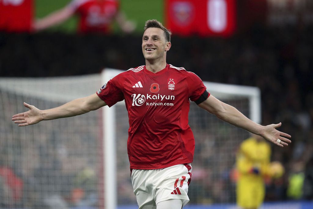 Striker Nottingham Forest Chris Wood merayakan gol ke gawang West Ham United pada laga Liga Inggris di Stadion City Ground, Nottingham, Sabtu (2/11/2024). Forest menjadi tim kejutan musim ini dengan merangsek ke papan atas.