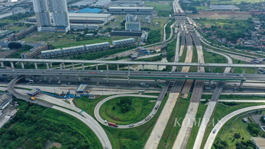 Traffic flow at the Cibitung Interchange, West Cikarang, Bekasi Regency, West Java, Monday (9/1/2023). Indonesia's economic growth during 2022 is estimated to be above 5 percent so that it will become capital for positive growth in 2023.