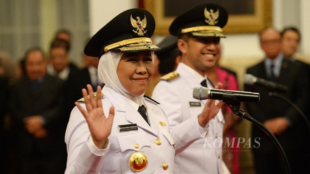 Khofifah Indar Parawansa dan Emil Dardak menyapa para jurnalis sebelum dilantik sebagai Gubernur dan Wakil Gubernur Jawa Timur di Istana Negara, Jakarta (13/2/2019). 