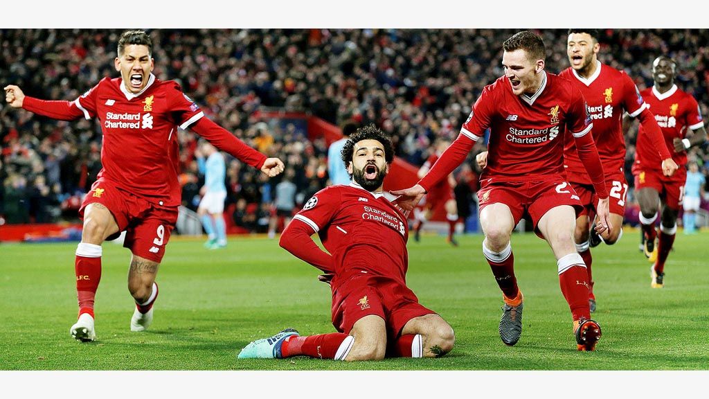 Penyerang  Liverpool, Mohamed Salah, merayakan gol yang dia ceploskan ke gawang Manchester City pada laga pertama perempat final Liga Champions di Stadion Anfield, Liverpool, Kamis (5/4) dini hari WIB.