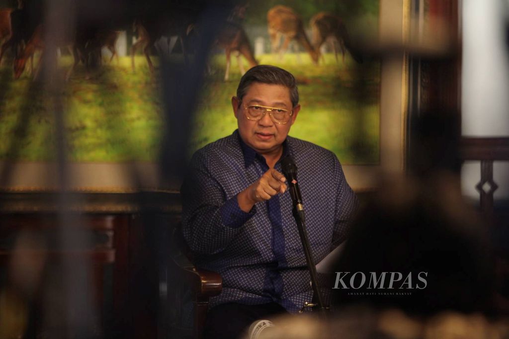 Presiden ke-6 RI Susilo Bambang Yudhoyono memberikan keterangan pers di kediamamnnya di Puri Cikeas, Bogor, Jawa Barat, Minggu (5/2/2019).