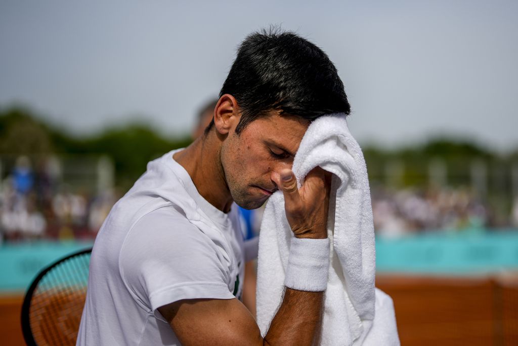 Petenis Serbia ,Novak Djokovic, menyeka keringat di wajahnya di tengah sesi latihan di Caja Magica, Madrid, 30 April 2022, dalam persiapan untuk berlaga pada ATP 1000 Madrid Masters. Djokovic berusaha kembali ke performa terbaiknya setelah absen di sejumlah turnamen, tahun ini.