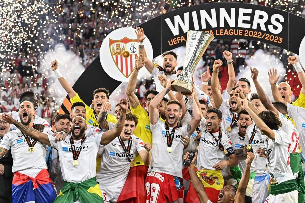 Para pemain Sevilla merayakan gelar juara Liga Europa musim 2022-2023, Kamis (1/6/2023) dini hari WIB, di Arena Puskas, Budapest, Hongaria. Mereka mengalahkan AS Roma melalui adu penalti, 4-1, di babak final.