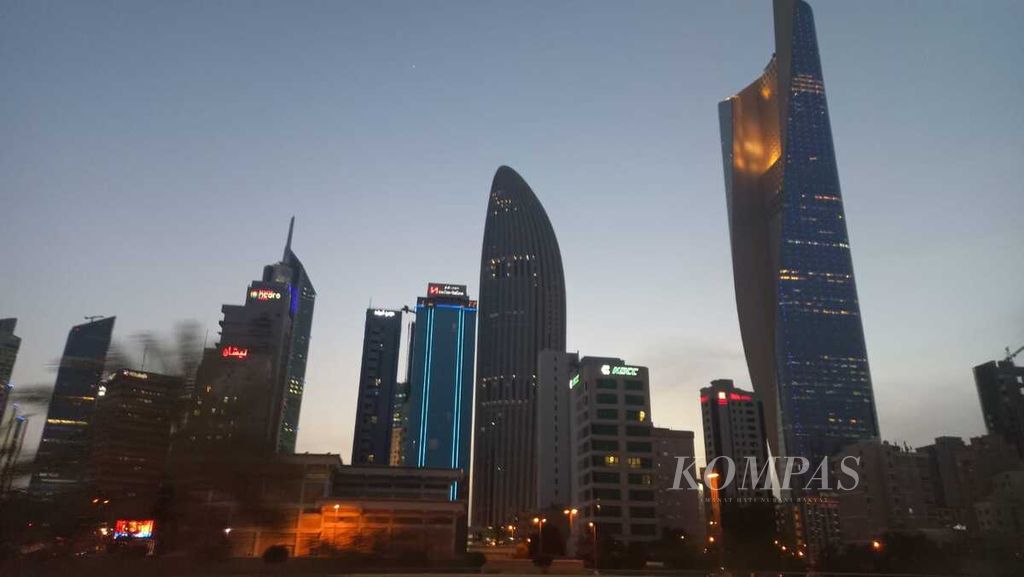 Suasana pusat kota di Kuwait City pada Minggu (4/6/2023) petang.