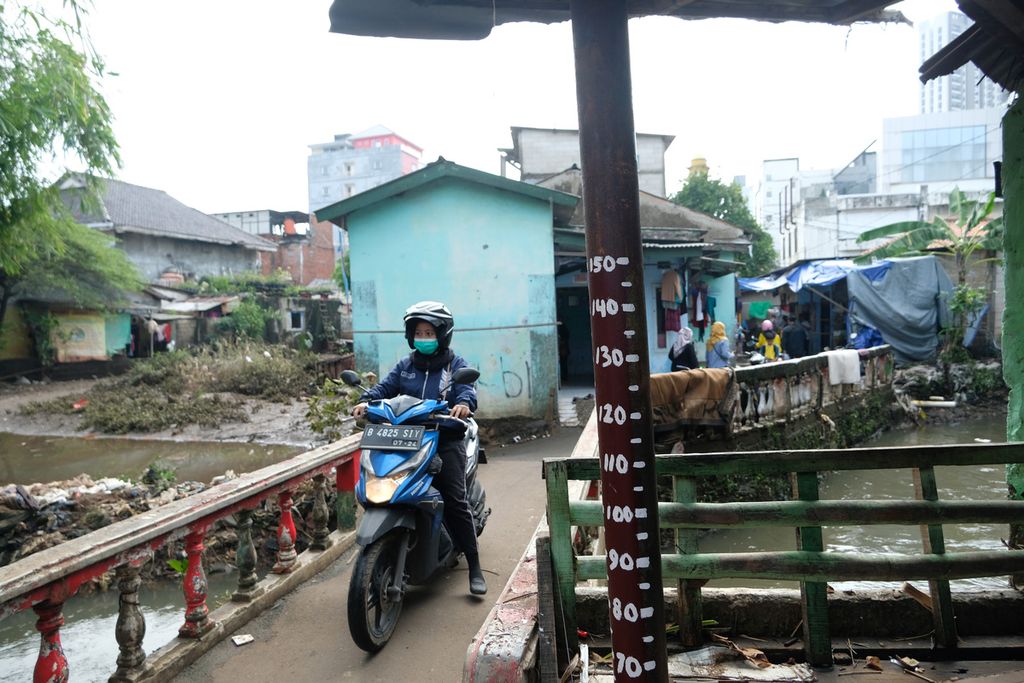 Pengukur ketinggian banjir yang dibuat warga di RT 012 RW 015, Kalibata, Jakarta Selatan, Jumat (7/10/2022). 