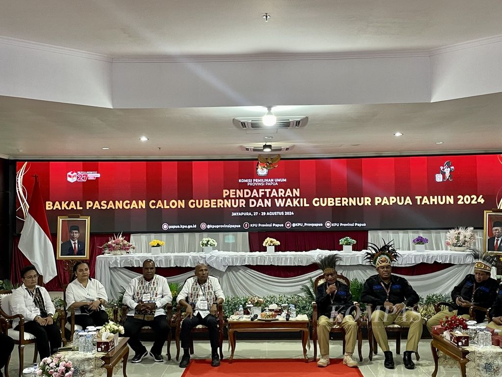 Pasangan Benhur Tomi Mano-Yeremias Bisai saat mendaftarkan diri untuk bertarung di Pemilihan Gubernur Papua 2024 di Komisi Pemilihan Umum Papua di Kota Jayapura pada 29 Agustus 2024.