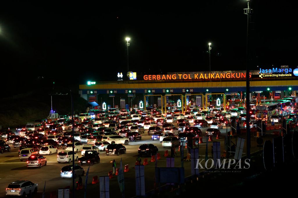 A queue of vehicles enters through the Kalikangkung Toll Gate, which is opened in one direction to avoid congestion of vehicles during the passage of travelers on the Batang-Semarang section in Semarang city, Central Java, on Saturday (6/4/2024).
