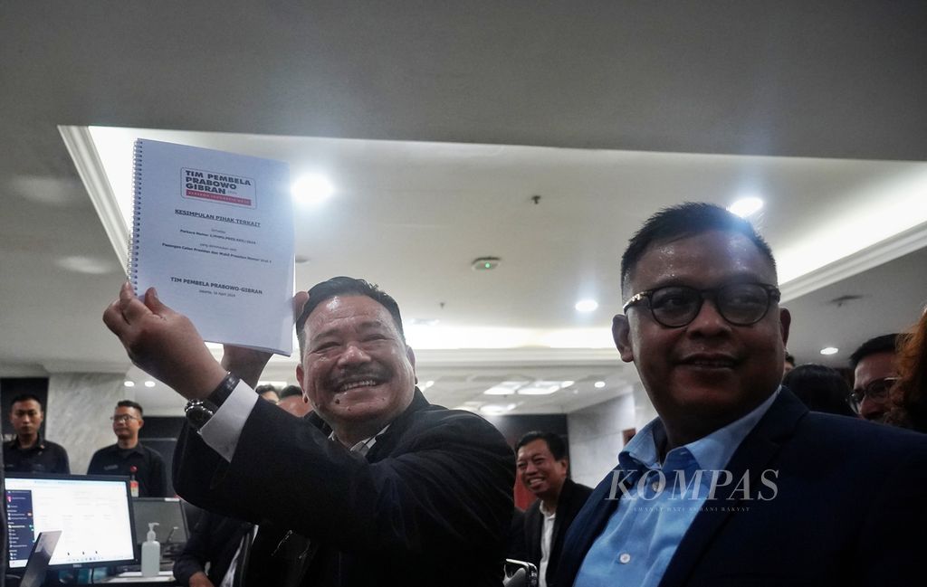 Anggota tim penasihat hukum Prabowo-Gibran, Otto Hasibuan, menunjukkan salah satu berkas kesimpulan persidangan terkait sidang perselisihan hasil pemilihan umum kepada petugas Mahkamah Konstitusi di Jakarta, Selasa (16/4/2024).