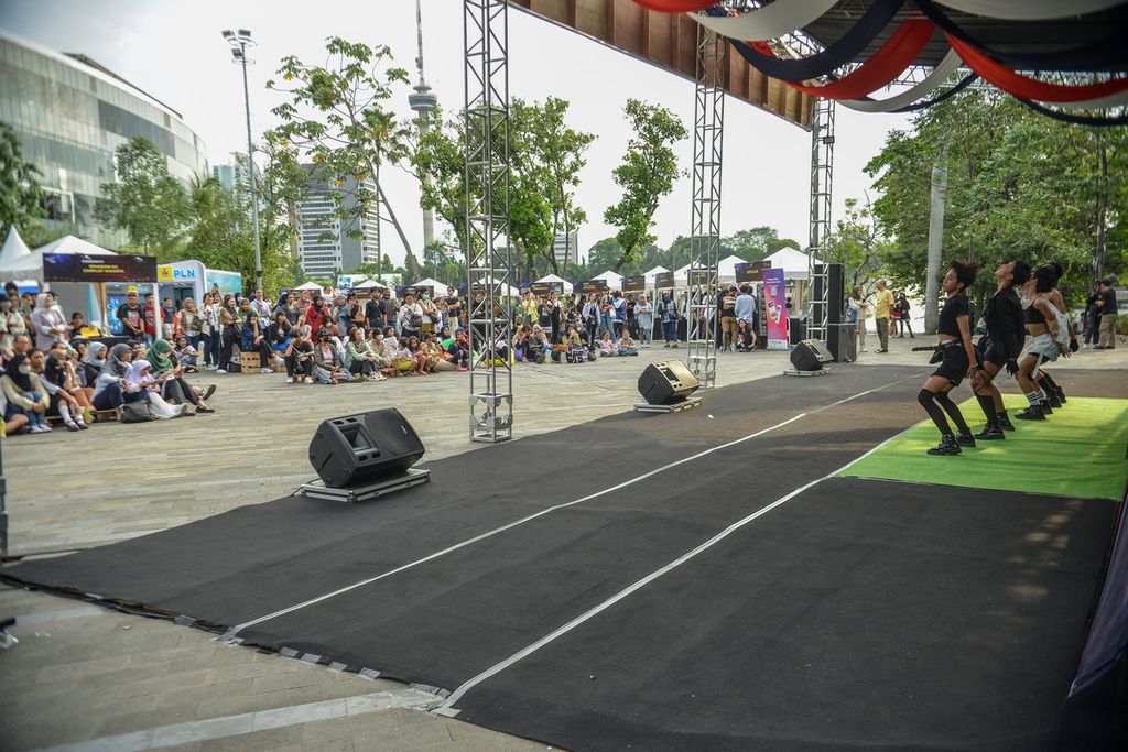 Penampilan <i>dance cover</i> di tengah acara Kompasfest Creation 2023 di Dome Area, Senayan Park, Jakarta, Sabtu (17/6/2023). Harian <i>Kompas </i>kembali menyelenggarakan Kompasfest yang telah memasuki tahun ketiga pada tahun ini. 