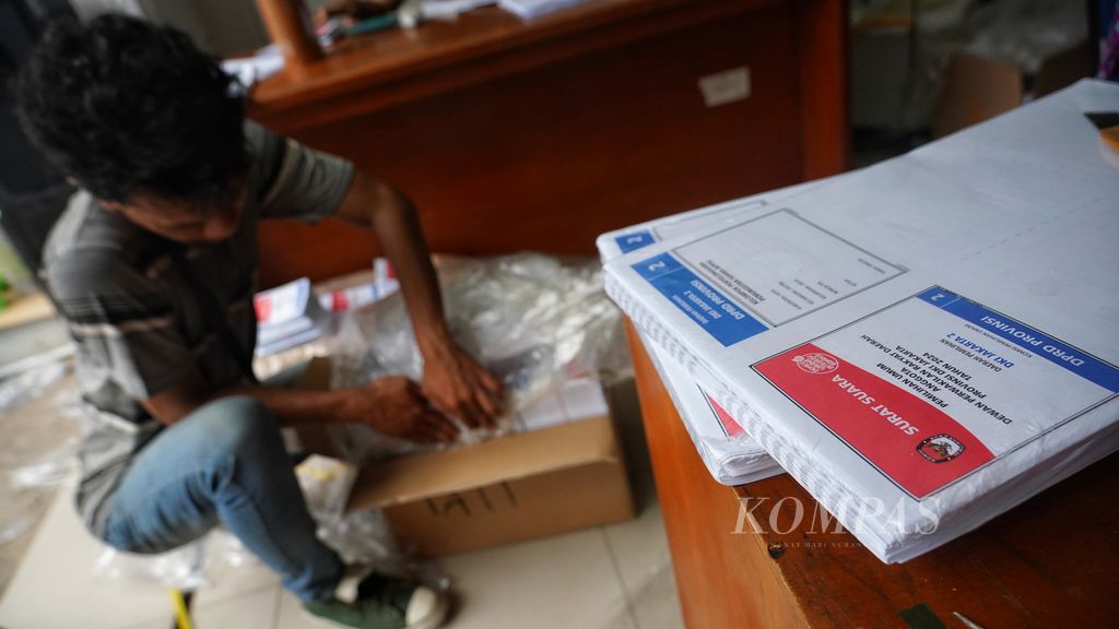 Seorang tenaga pelipatan mengemas kembali surat suara yang telah dilipat di kantor Komisi Pemilihan Umum Jakarta Utara, Selasa (2/1/2024). 