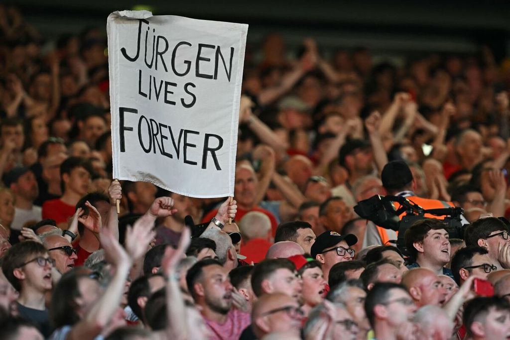 Sebuah <i>banner</i> bertuliskan Jurgen Lives Forever ditunjukkan suporter pada laga terakhir Liga Inggris antara Liverpool dan Wolverhampton Wanderers di Anfield, 19 Mei 2024. Klopp pergi dari Liverpool di akhir musim.