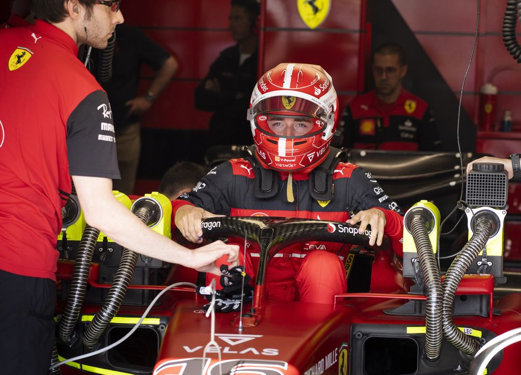Pebalap Ferrari Charles Leclerc memasuki mobilnya di dalam garasi tim saat sesi latihan bebas kedua (FP2) Grand Prix Formula 1 di Montreal, Kanada, Jumat (17/6/2022). Leclerc akan start 10 posisi di belakang hasil kualifikasi karena mengganti komponen mobil melebihi kuota. 