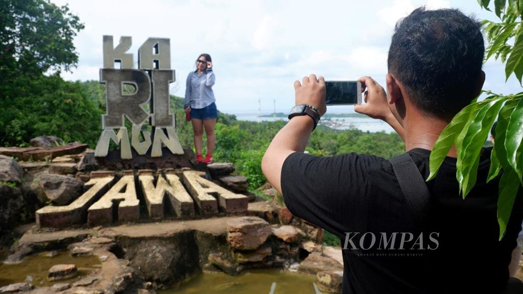 Ilustrasi — Wisatawan berpose di salah satu spot foto si Pulau Karimunjawa, Kabupaten Jepara, Jawa Tengah, Rabu (5/4/2016).