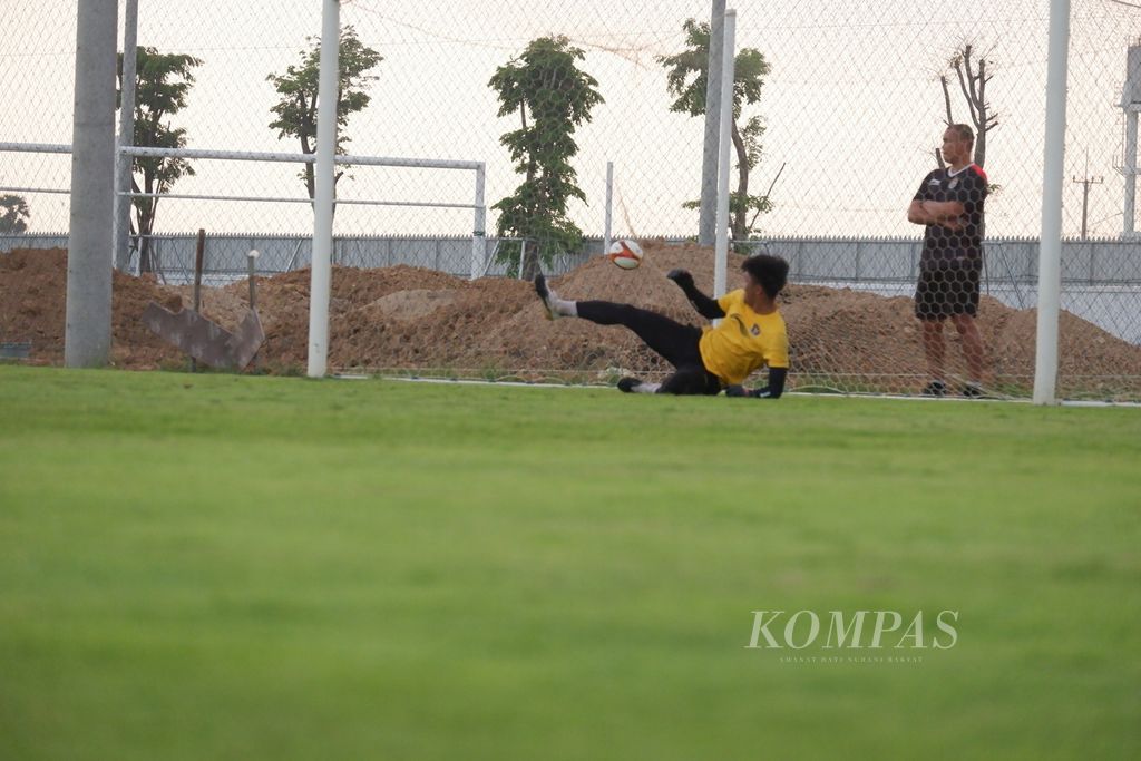 Kiper tim sepak bola U-22 Indonesia, Ernando Ari Sutaryadi, gagal menghadang sepakan penalti dalam sesi latihan di Kompleks Pusat Latihan Visakha FC, Phnom Penh, Kamboja, Rabu (4/5/2023) sore. 
