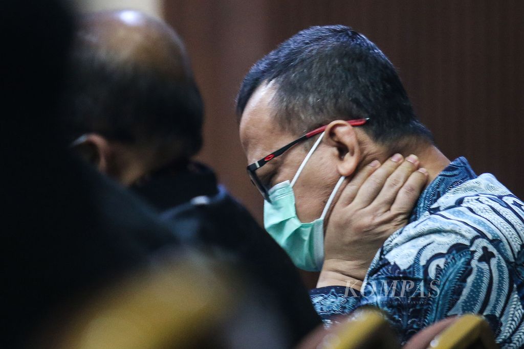 Bekas Menteri Kelautan dan Perikanan Edhy Prabowo menjalani sidang di Pengadilan Tindak Pidana Korupsi, Jakarta Pusat, Selasa (15/6/2021). 