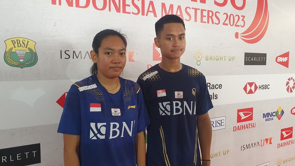 Ganda campuran Indonesia, Jafar Hidayatullah/Aisyah Salsabila Putri Pranata, berpose seusai bertanding pada babak pertama kualifikasi Indonesia Masters 2023 di Istora Senayan, Jakarta, Selasa (24/1/2023).