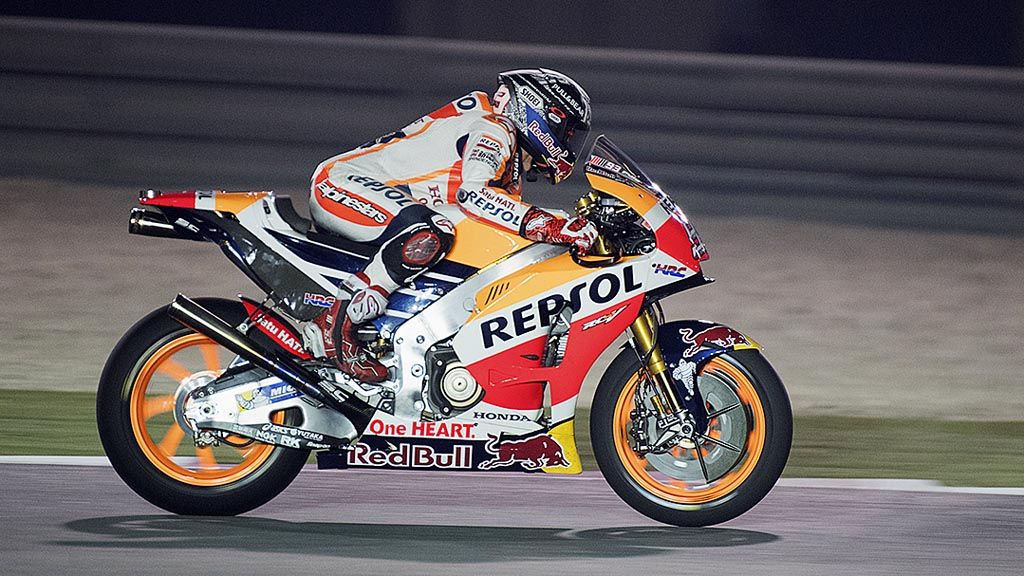Marc Marquez memacu sepeda motor Honda RC213V saat uji coba menjelang balapan MotoGP 2017 di Sirkuit Losail, Doha, Qatar, Sabtu (11/3). Marquez masih beradaptasi dengan desain fairing baru yang mengubah pengendalian motor.