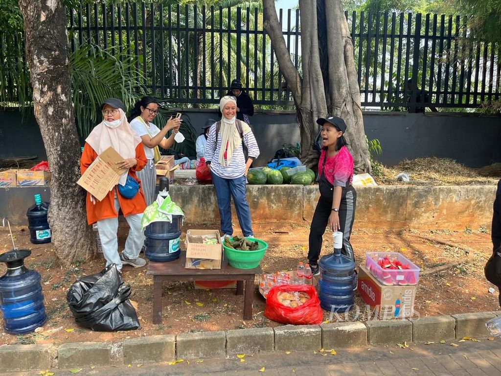 Sejumlah ibu menyiapkan makanan dan minuman gratis untuk para peserta demonstrasi yang akan menuju Gedung DPR, Kamis (22/8/2024). Konsumsi ini disiapkan dengan dana pribadi masing-masing.