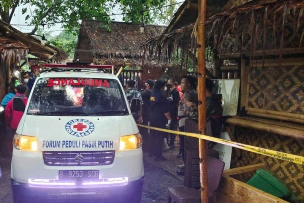 Mobil ambulans datang ke lokasi longsor di Kota Depok, Kamis (2/6/2022), untuk mengevakuasi korban jiwa dan luka.