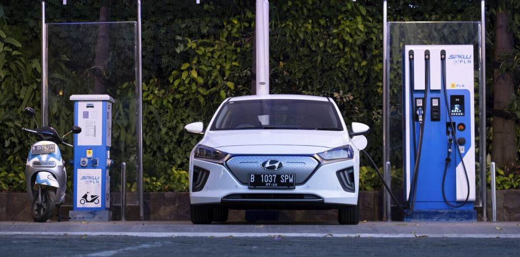 Hyundai Ioniq tengah mengisi tenaga listrik di stasiun pengisian kendaraan listrik umum (SPKLU) di PLN Unit Induk Distribusi Jakarta Raya, Selasa (4/8/2020). 