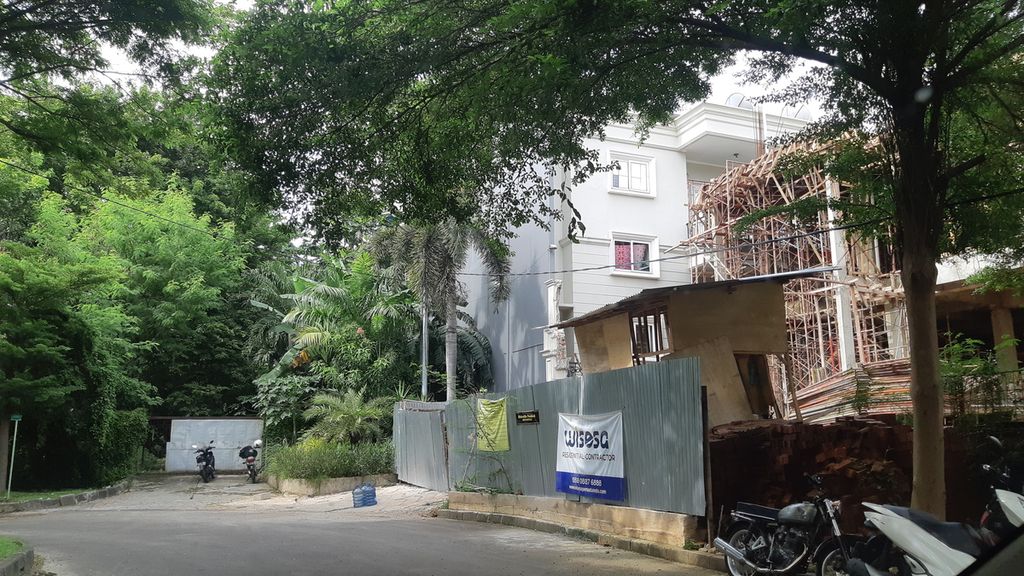 Bagian belakang rumah mewah sekaligus klinik kecantikan di Jakarta Utara, Rabu (9/2/2022), terlihat sedang dibangun. Di tempat ini, seorang mantan pasien mengatakan pernah menjalani tindakan operasi kelopak mata, tetapi dilayani dokter umum.
