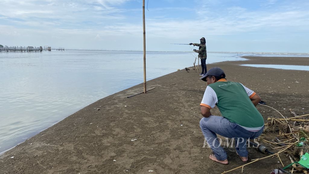 Pengunjung memancing di Pulau Arnavat, Desa Surodadi, Kecamatan Sayung, Kabupaten Demak, Jawa Tengah, Jumat (5/1/2024). 