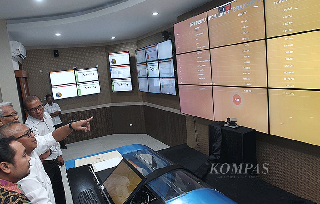 Ketua Komisi Pemilihan Umum Arief Budiman (kedua dari kiri) didampingi (dari kiri) anggota Badan Pengawas Pemilu, Mochammad Afifuddin; Ketua Dewan Kehormatan Penyelenggara Pemilu Harjono; dan komisioner KPU, Hasyim Asy\'ari; memperhatikan monitor operation room saat  acara peluncuran Sistem Informasi Data Pemilih (Sidalih) di Gedung KPU, Jakarta, Selasa (11/7). Aplikasi Sidalih merupakan aplikasi yang digunakan KPU untuk mempermudah  pendataan dan pemutakhiran data pemilih.