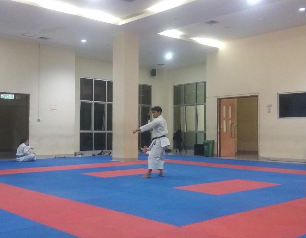 Persiapan tim karate nomor individu putra menjelang SEA Games 2023. Mereka berlatih secara intensif di GOR Benhil Jakarta, Selasa (25/4/2023).
