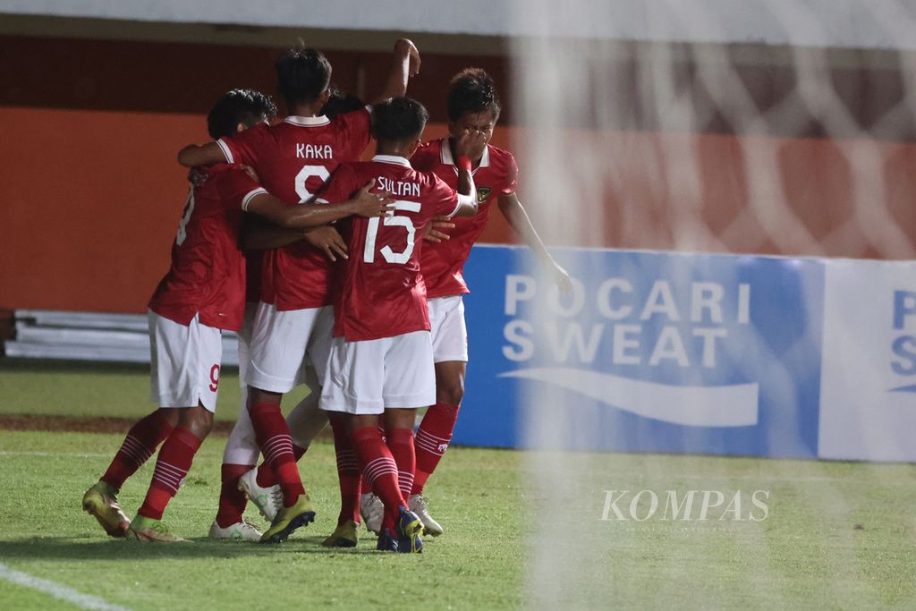 Pemain Tim Indonesia U-16 merayakan keberhasilan Muhammad Nabil Asyura mencetak gol kedua bagi tim tersebut dalam pertandingan melawan Tim Vietnam U-16 dalam laga Piala AFF U-16 di Stadion Maguwoharjo, Sleman, DI Yogyakarta, Sabtu (6/8/2022).