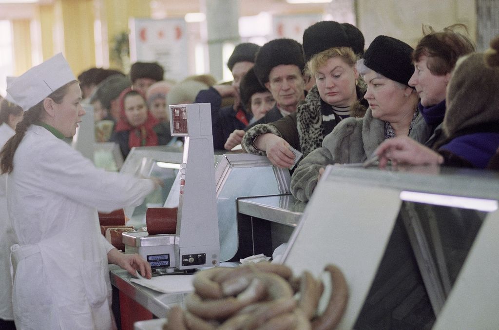 Warga Moskwa mengantre membeli makanan di sebuah toko di pusat kota Moskwa, 27 Desember 1990. 