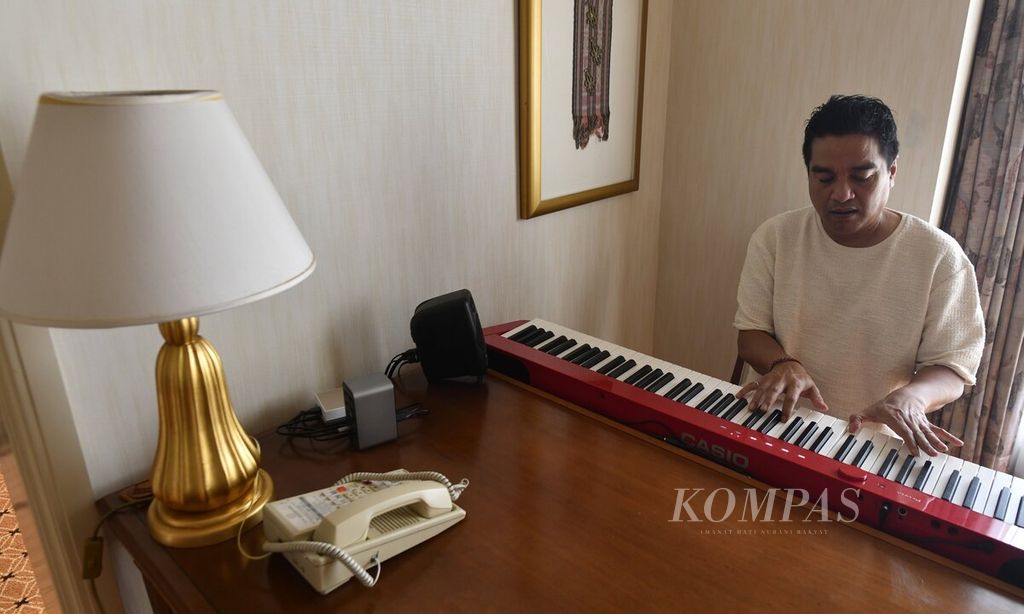 Musisi Indra Lesmana saat wawancara khusus dengan <i>Kompas</i> di Jakarta, Rabu (24/8/2022).